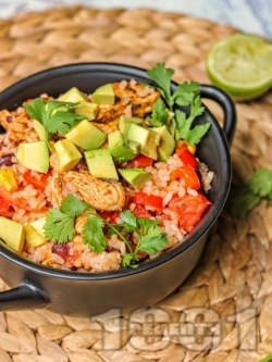Ориз по мексикански с пилешко месо, червен боб, царевица, чушки, домати и ароматни подправки - снимка на рецептата